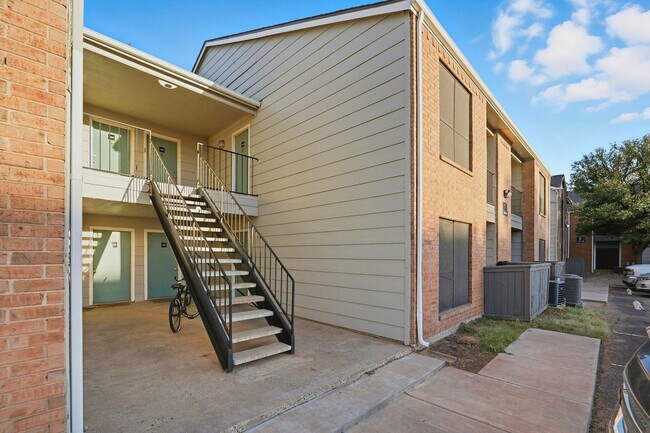Building Photo - 2102 W Loop 289 Acc Rd