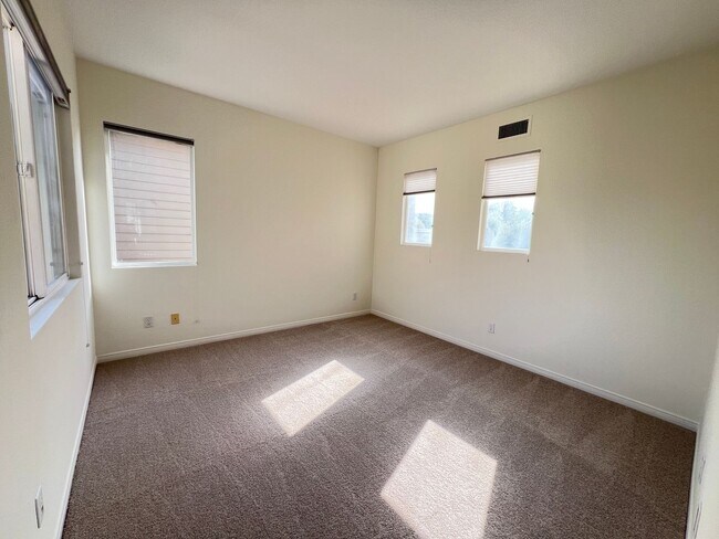 Building Photo - Luxury En Suite Living & Panoramic Views