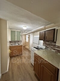 Building Photo - 827 Pleasant St