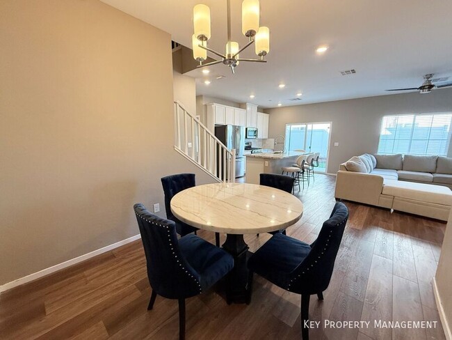 Building Photo - 525 Mossy Cup St