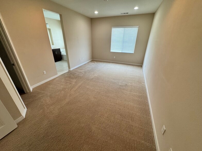 Building Photo - 1506 W Artesia Sq