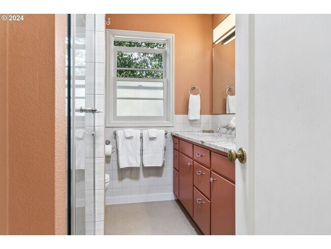 Building Photo - 2 Bedroom Duplex Near UO Campus