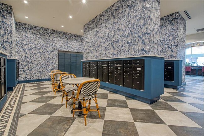 Building Photo - 702 E 11th St