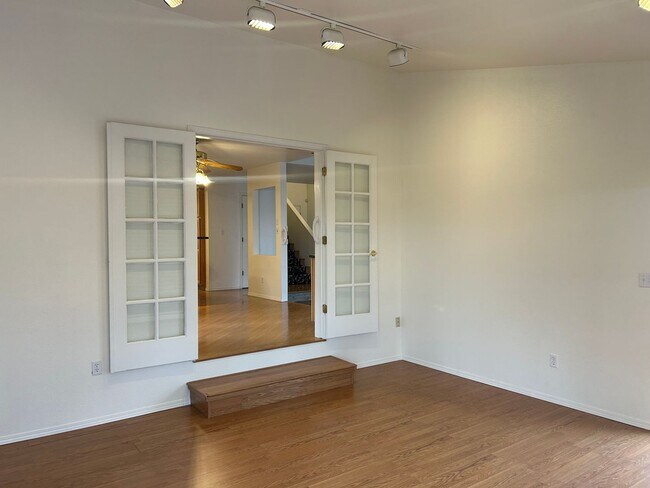 Building Photo - Century 21 Gold Rush - 3 bed, 2.5 bath (Fa...
