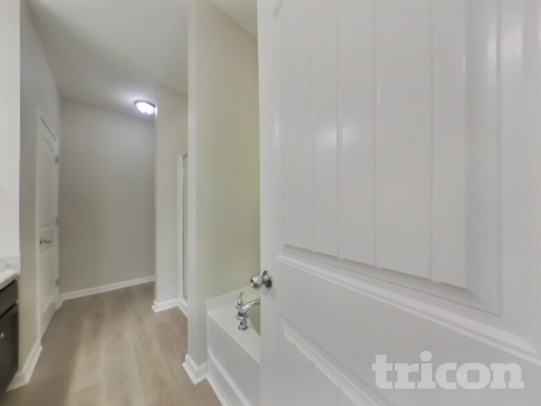 Building Photo - 347 Hawthorn Dr