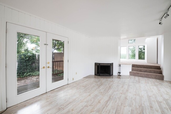 Building Photo - Sunlit One-Bedroom Gem