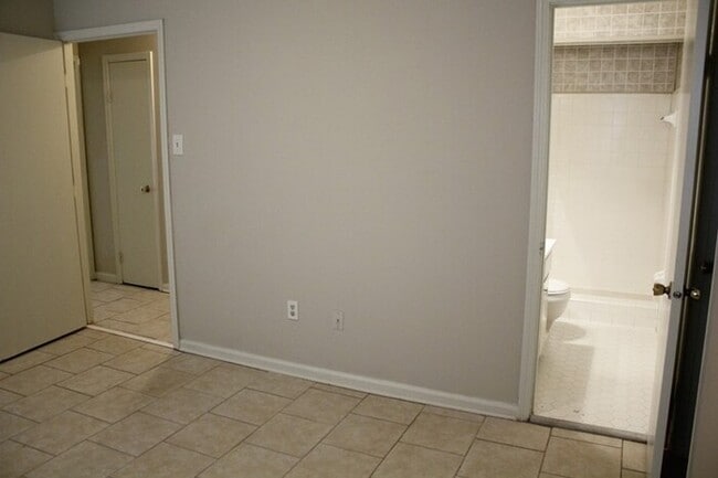 Building Photo - 3 Bedroom 2 Bath With Fenced Yard-East Memphis