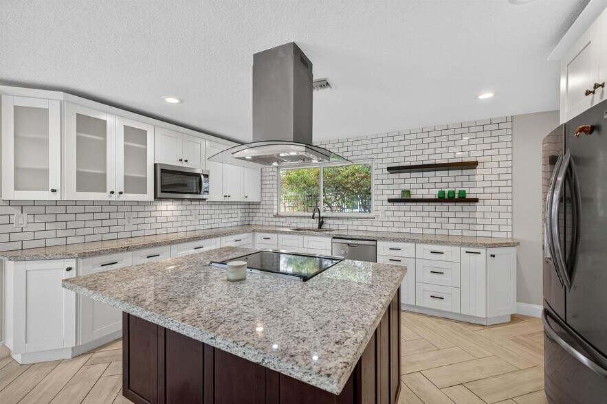 Primary Photo - 1460 NE 57th Ct
