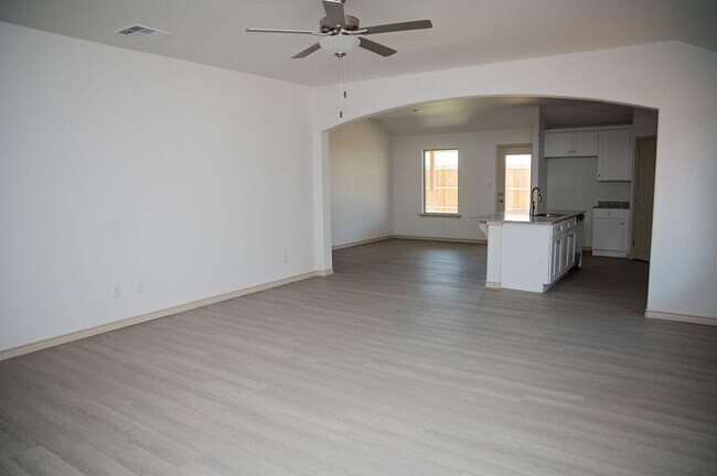 Building Photo - Fresh, Functional, and Move-In Ready | Sil...