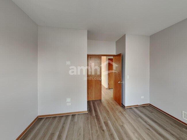 Building Photo - 3803 Saratoga Dr