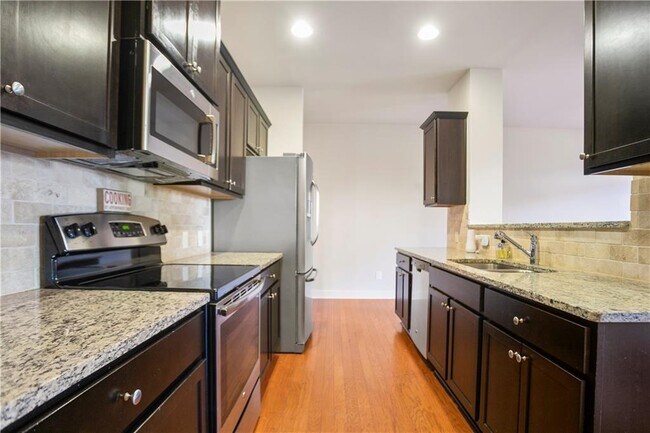 Building Photo - 2394 Whiteoak Ct SE