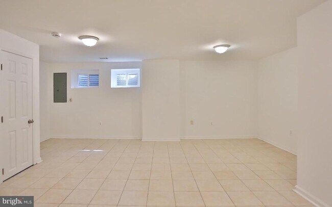 Building Photo - 2402 Windbreak Dr