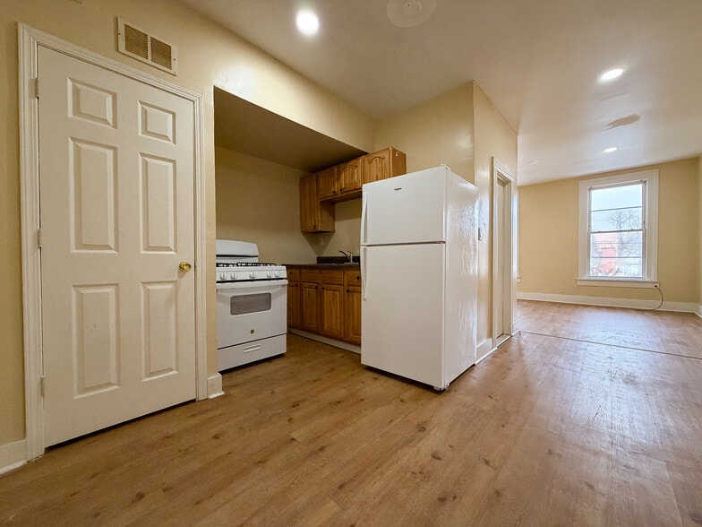 Kitchen - 256 Davenport Ave