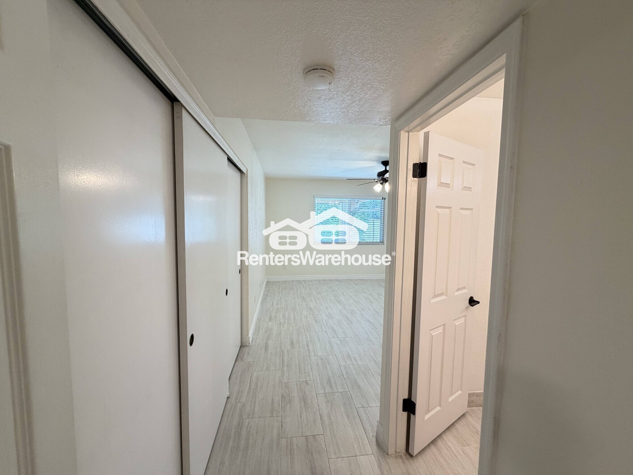 Building Photo - 2023 E Paradise Ln