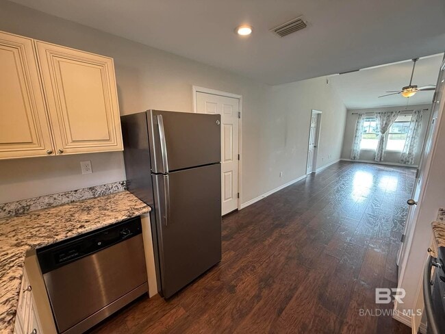 Building Photo - 912 Sentinel Cir