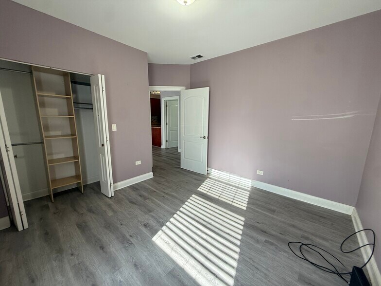 Building Photo - 2452 W Ardmore Ave