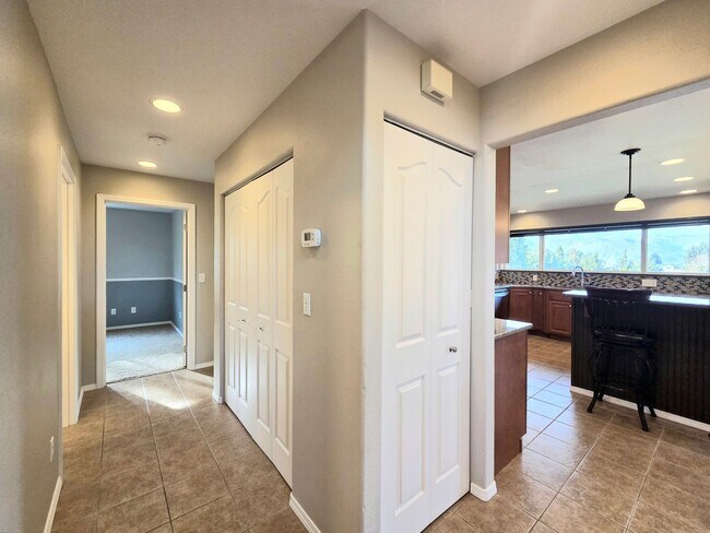 Building Photo - Grandiose Home on 1 Acre -- in East Wenatchee for Rent!!