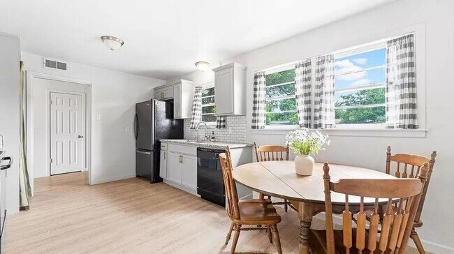 Building Photo - PRE-LEASING for JULY - Modern Chic 3 Bedroom Home