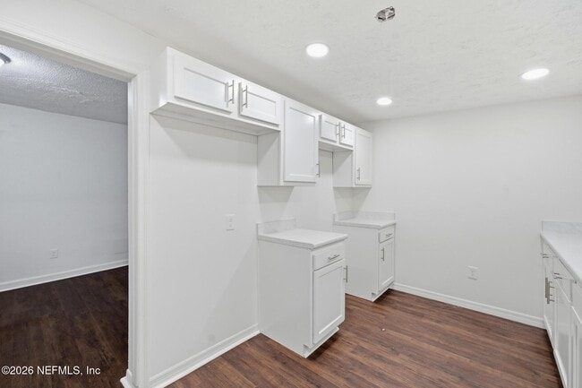 Building Photo - 920 George Cir
