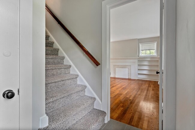 Building Photo - 1122 Lower Ferry Rd