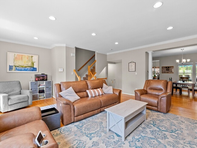 Building Photo - Elegant Colonial Townhome Living in Histor...