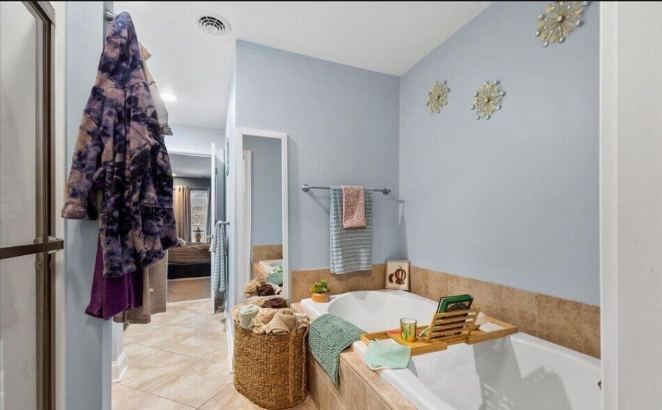 Building Photo - 949 Hudson Ave