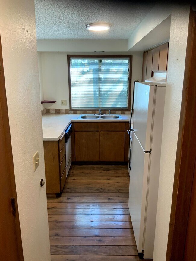 Building Photo - Two Bedroom Duplex in South Hills Area