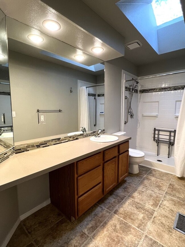 Building Photo - Adorable 3 bed 2 bath home in the Coventry Manor Subdivision just off W State St and N Hartford.