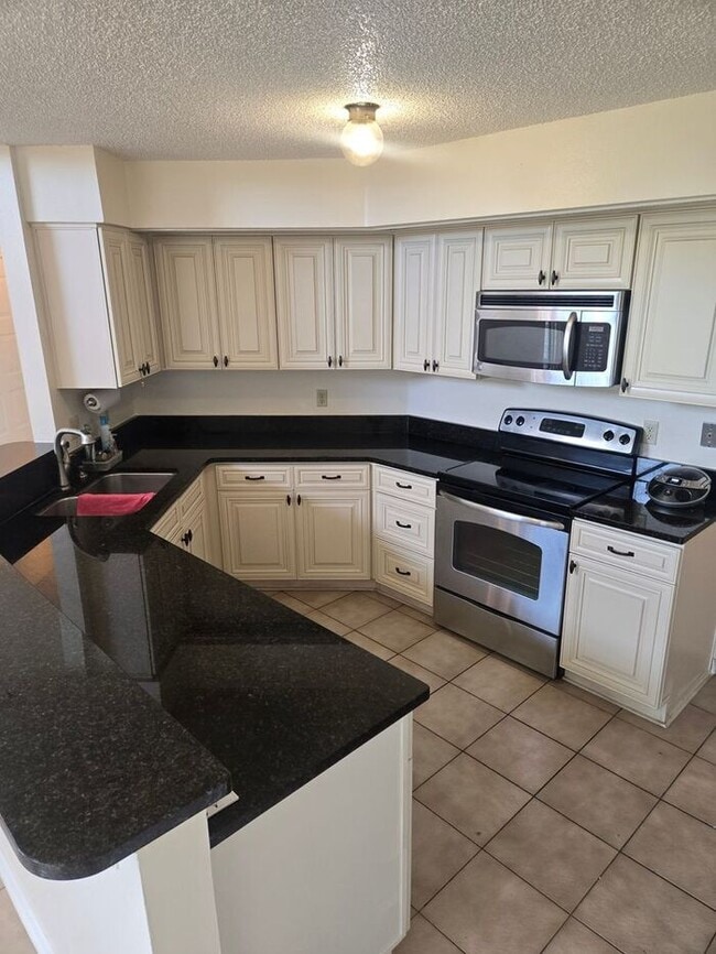 Building Photo - Beautiful 4 Bed / 2 Bath Single-Family Hom...