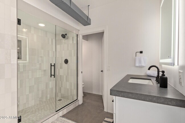 Building Photo - 207 W Clarendon Ave