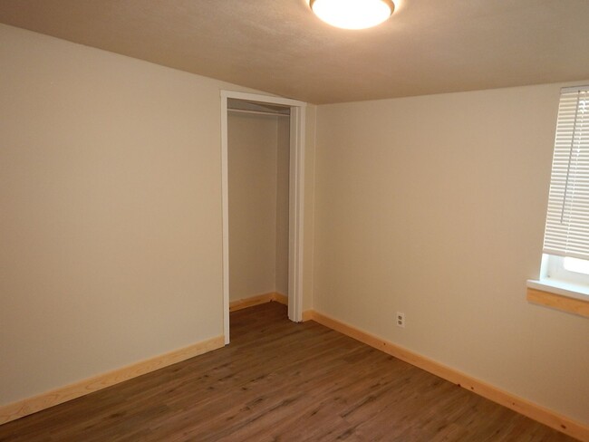 Building Photo - 3 Bedroom, 1 Bathroom Less Than A Block Fr...