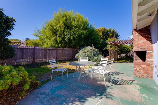 Building Photo - Three bedroom Carmel Home near ocean - Early May