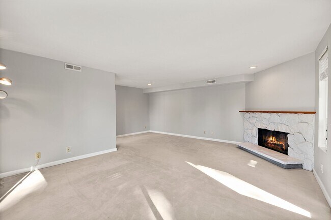 Building Photo - Amazing 2bed/1.5bath Condo Unit with Private Balcony in Meridian Park!