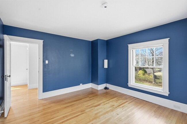 Building Photo - 198 Linden St