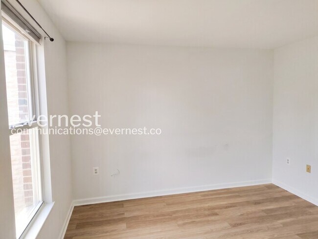 Building Photo - 3-Bed/2-Bath Modern Town Home with Fenced Yard!/Pet Friendly/Available Soon!