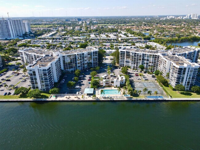 Building Photo - 1000 Parkview Dr