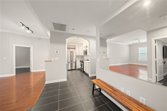 Building Photo - 1010 Rosine St