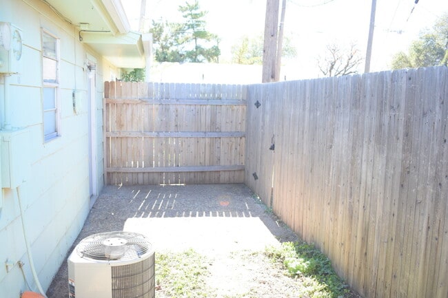 Building Photo - Updated Duplex in a Wonderful Central Location