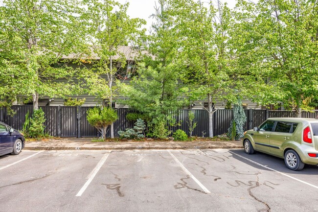 Building Photo - Renovated two bedroom townhouse near downt...
