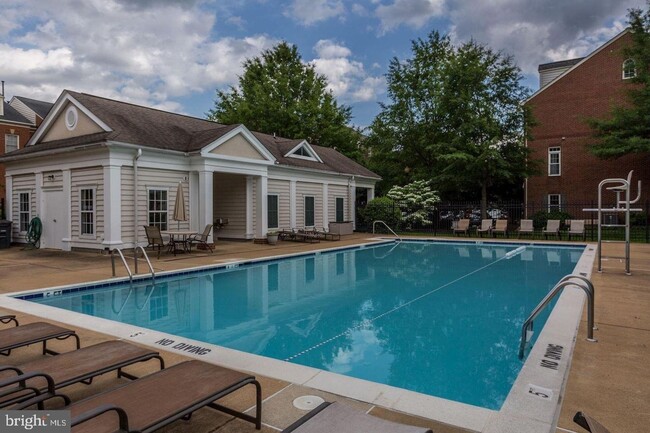 Building Photo - Walk to Old Town Alexandria! Pool, Gym & T...