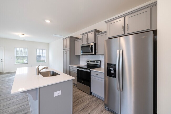 Building Photo - 3 Bedroom Townhome Main Street Pineville - AVAILABLE JUNE 2026