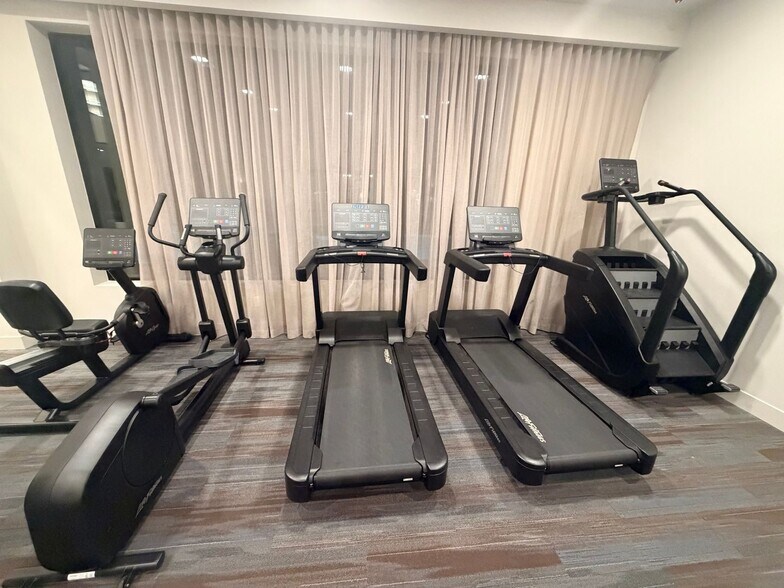 Building Photo - 2121 W Sonoran Desert Dr