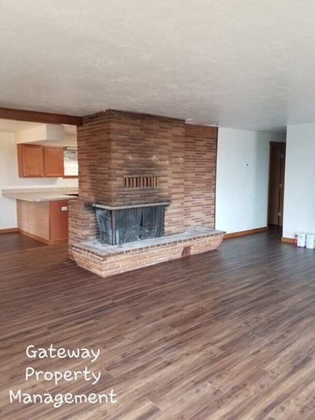 Building Photo - 3 Bedroom in town with a view!