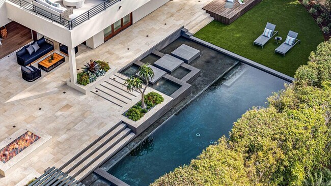 Building Photo - 8070 La Jolla Scenic Dr N