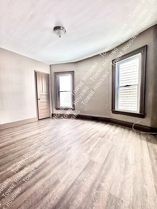 Building Photo - 10 Parkview Ave