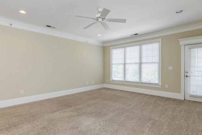 Building Photo - 821 Waterford Lake Dr
