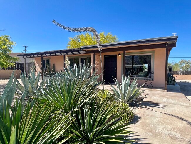 Building Photo - 71590 Juanita Dr