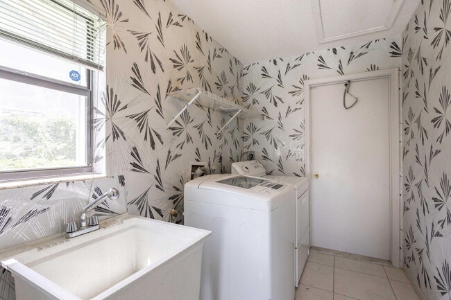 Building Photo - 9476 El Clair Ranch Rd