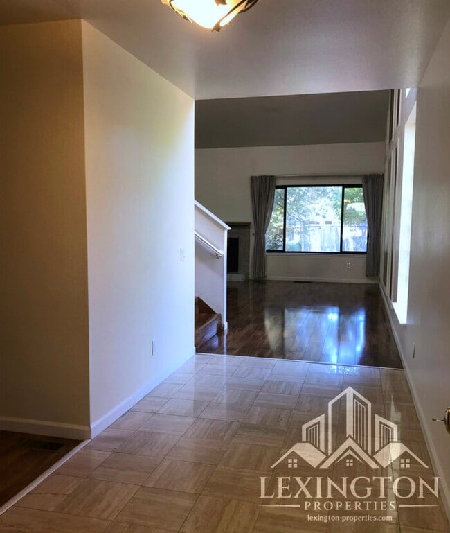 Building Photo - Wonderful, 3BD/2.5BA Home + Loft, in Oak C...