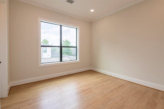 Building Photo - 1507 Martin St